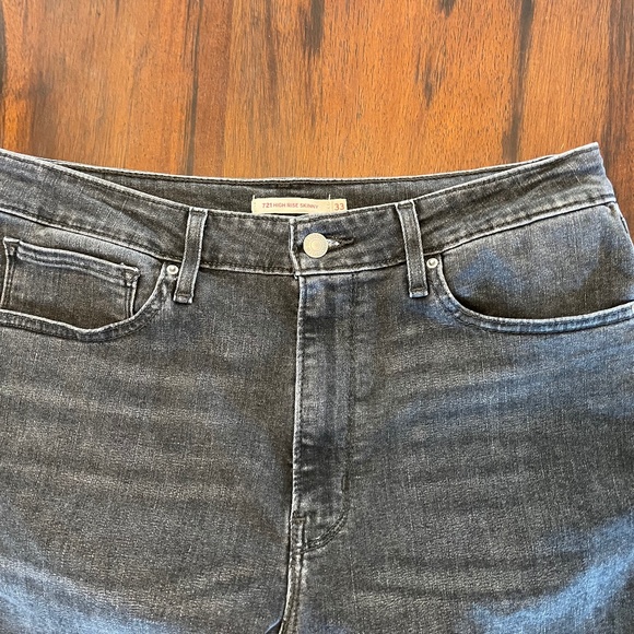 33 x 30 Black distressed Levi’s - Picture 1 of 5